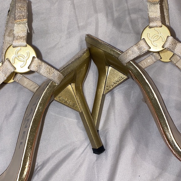Chanel gold and white shoes size 7. 4” heels. Logo With adjustable strap in back - Picture 4 of 8